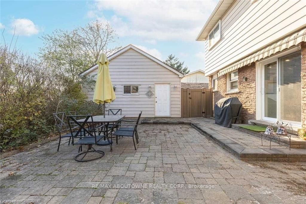 2212 Urwin Cres
