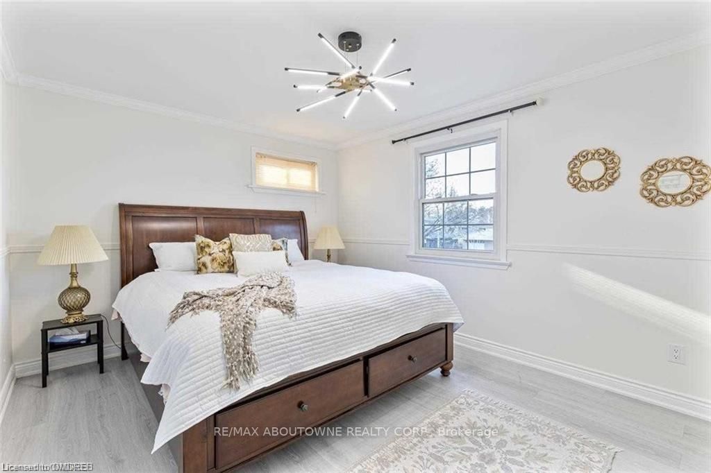 2212 Urwin Cres