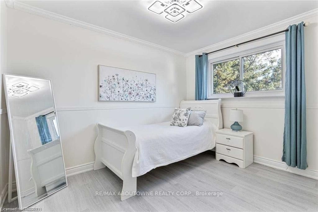 2212 Urwin Cres