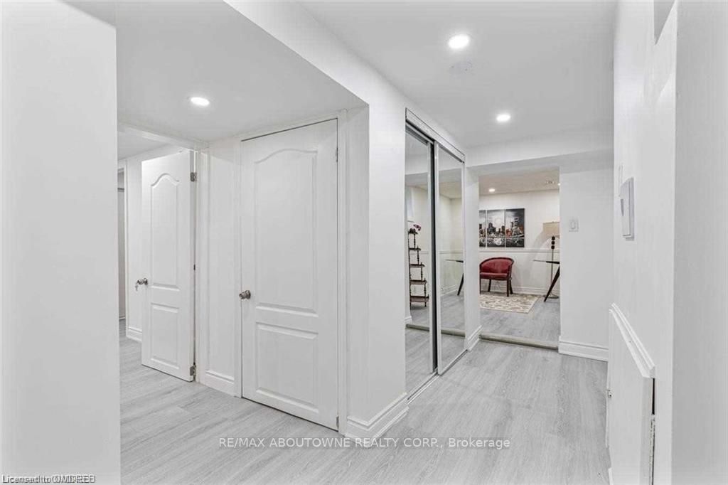 2212 Urwin Cres