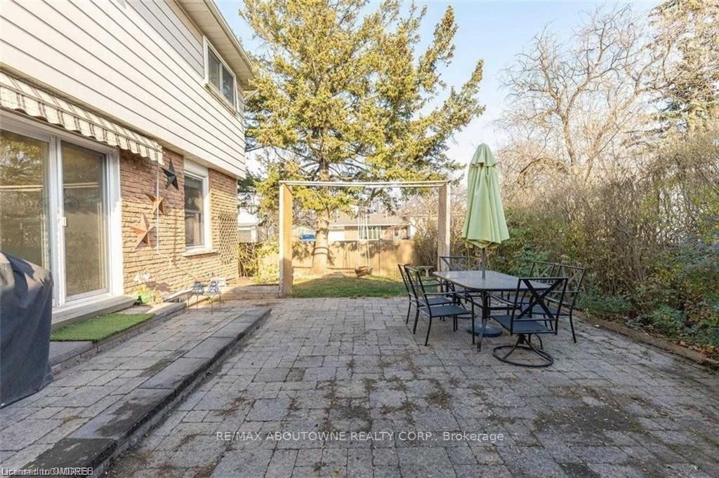 2212 Urwin Cres