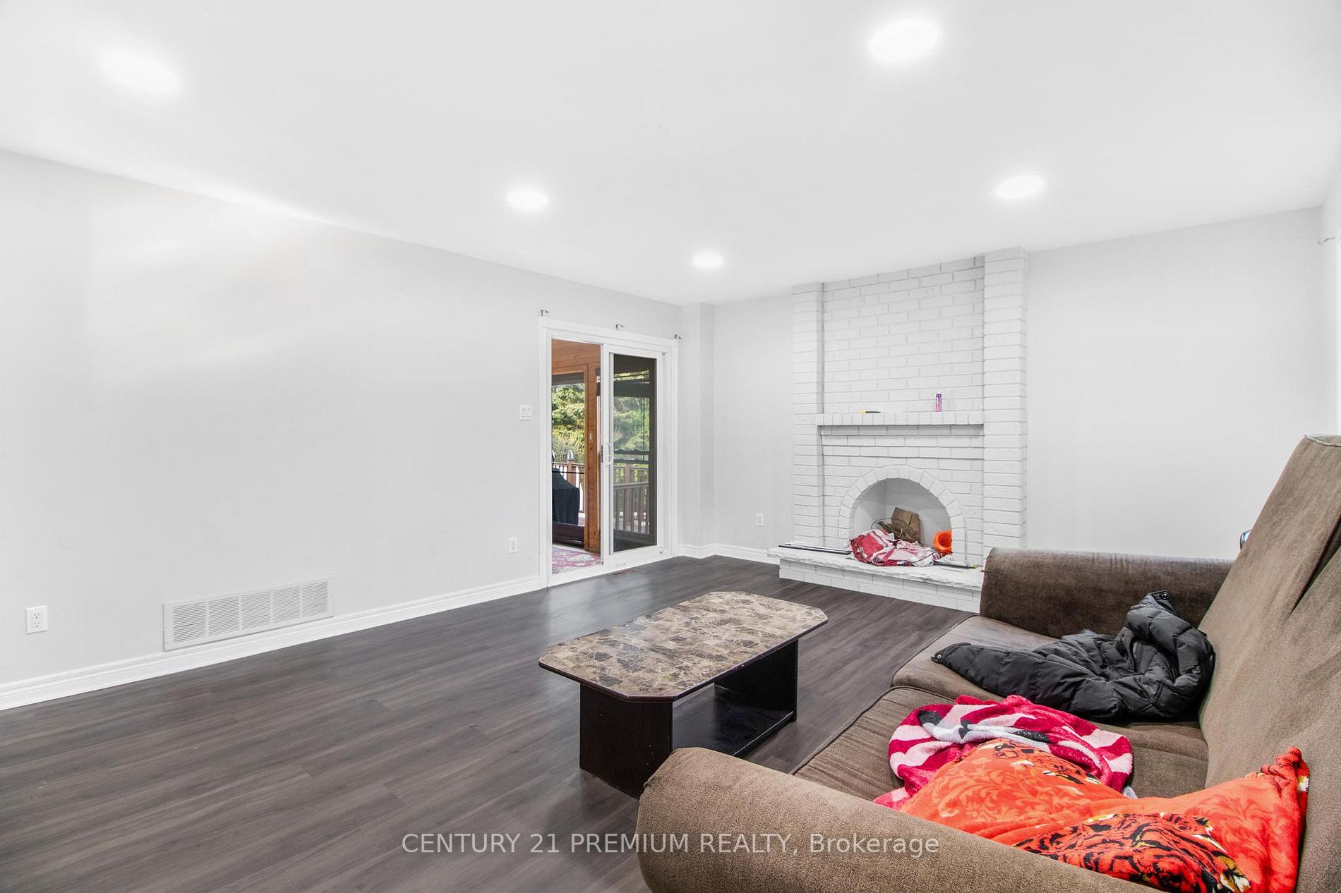 24 Vogue Cres