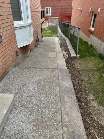 4 Gollop Crescent