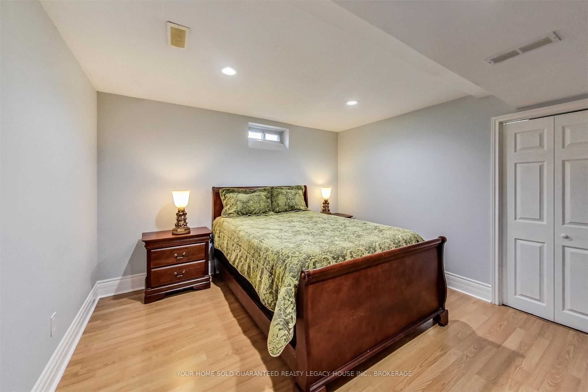 3 Moraine Pl