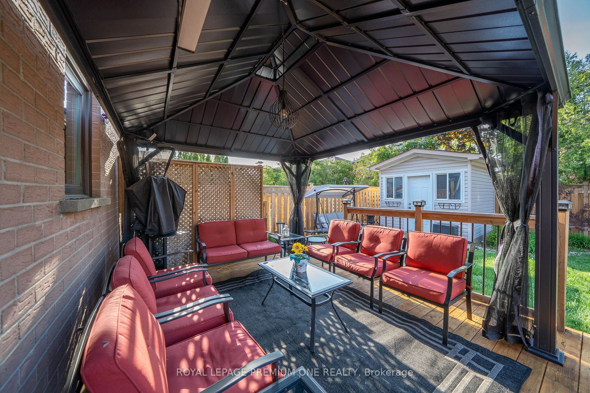 313 Leacock Ave