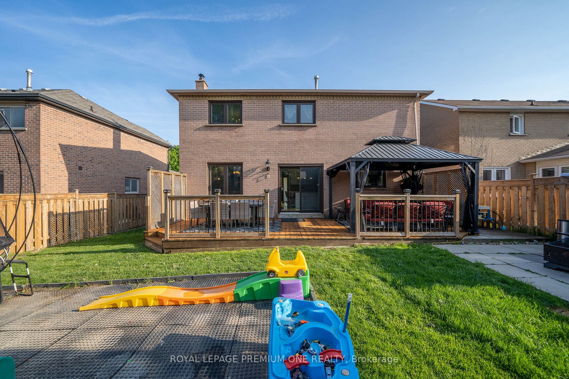 313 Leacock Ave