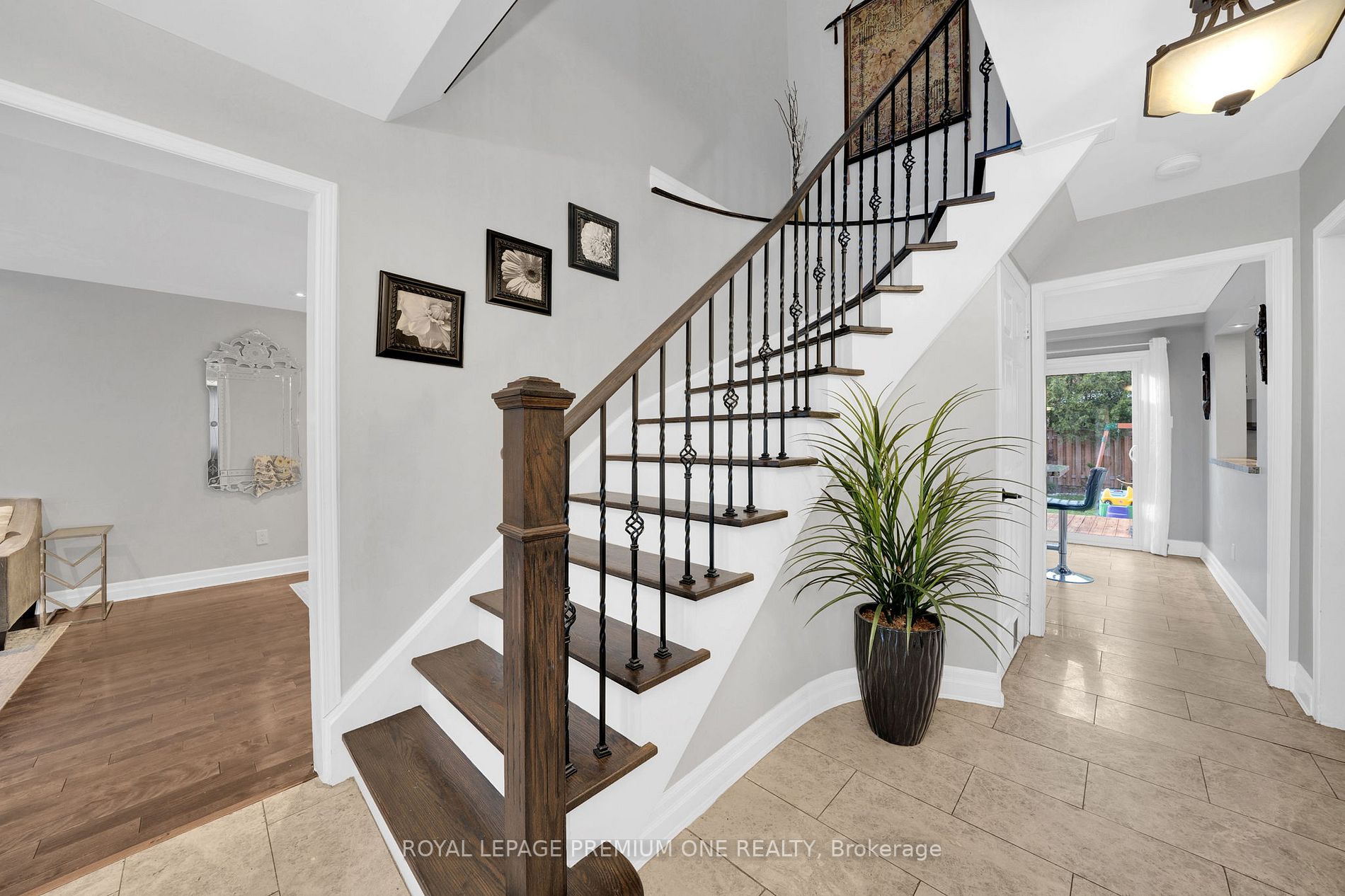 313 Leacock Ave