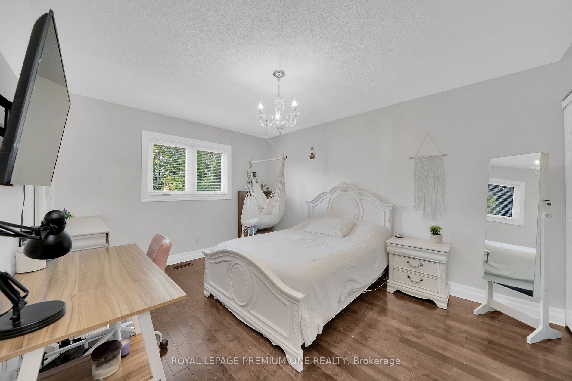 313 Leacock Ave