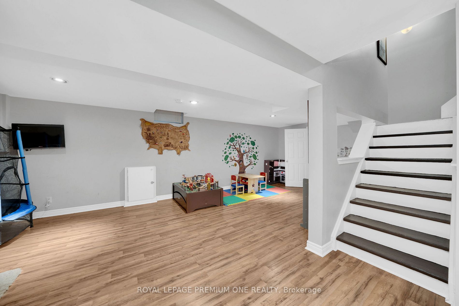 313 Leacock Ave