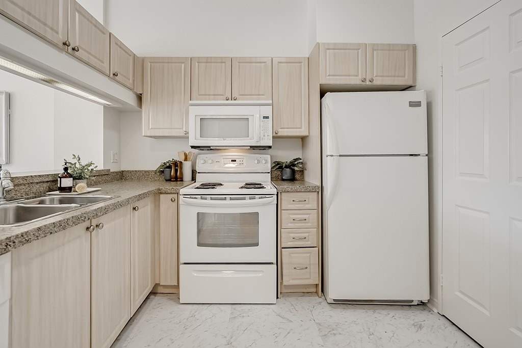 2511 Lakeshore Rd W, #211