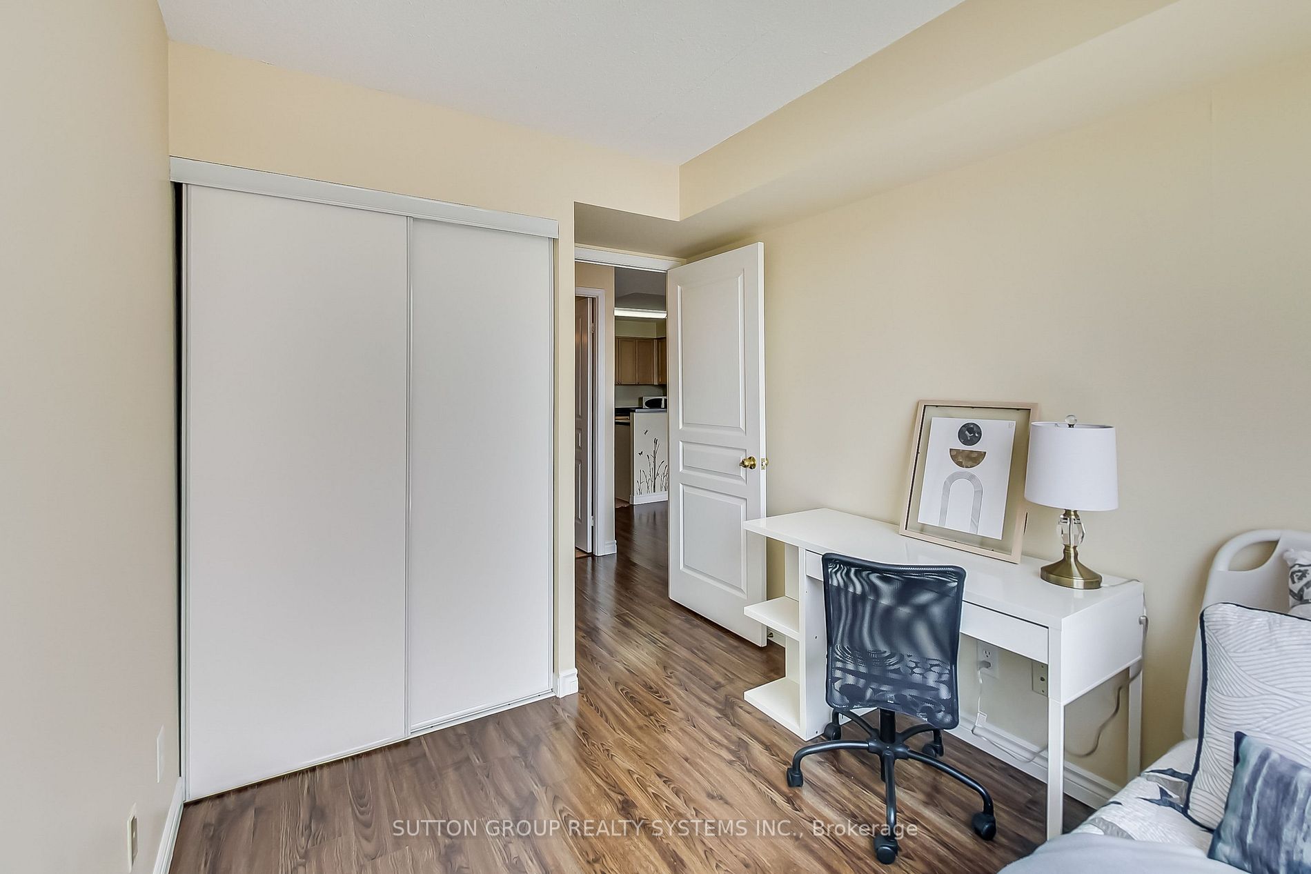 2585 Erin Centre Blvd, #1105