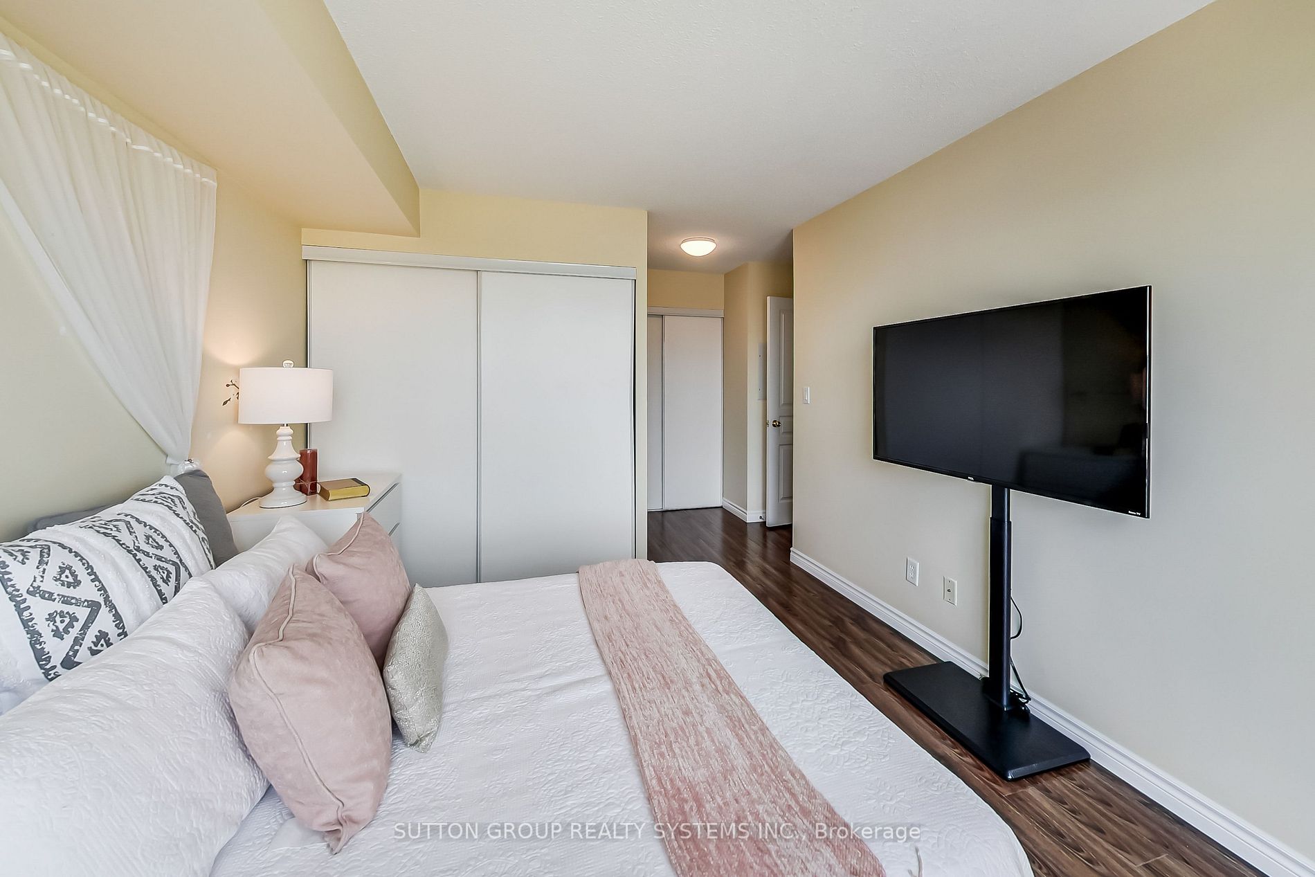 2585 Erin Centre Blvd, #1105