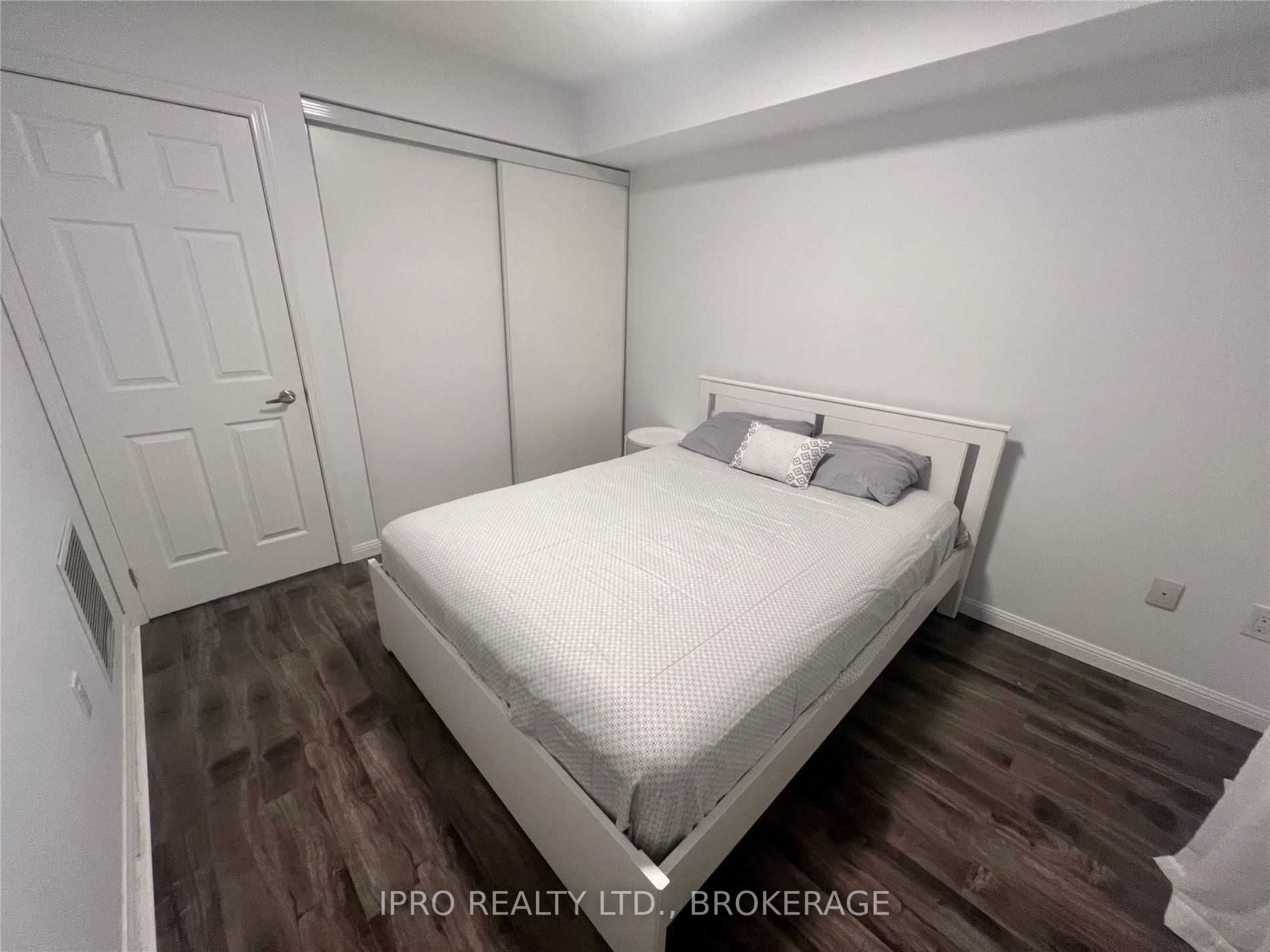 60 Baycliffe Cres, #101