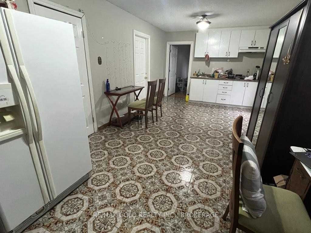 27 Moffatt Ave