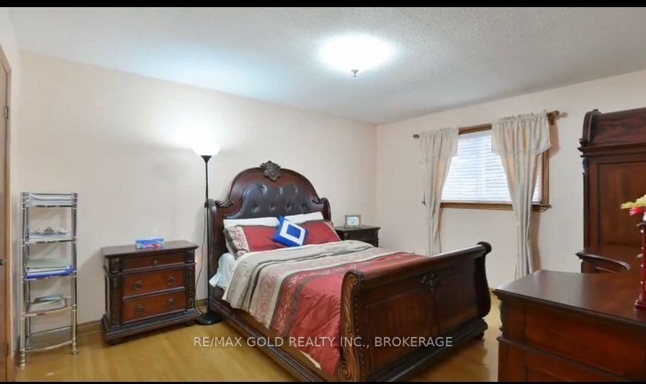 27 Moffatt Ave