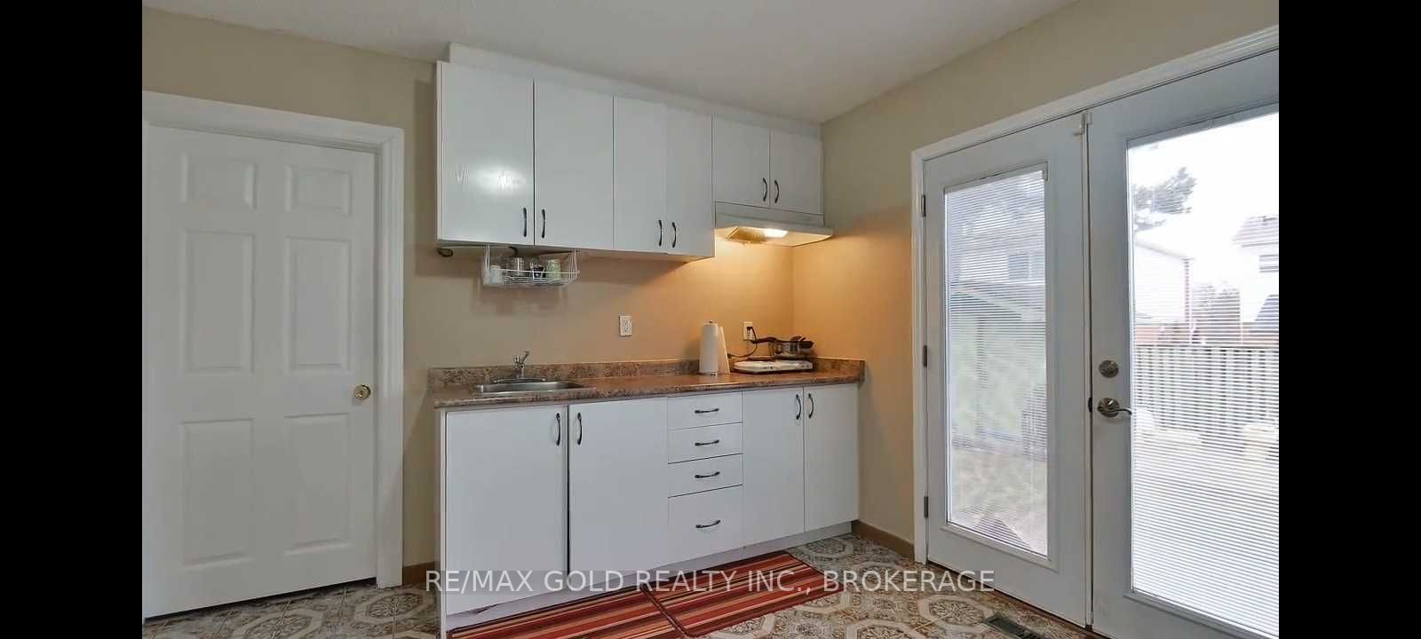 27 Moffatt Ave