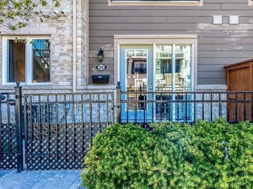 60 Fairwood Circ N, #88