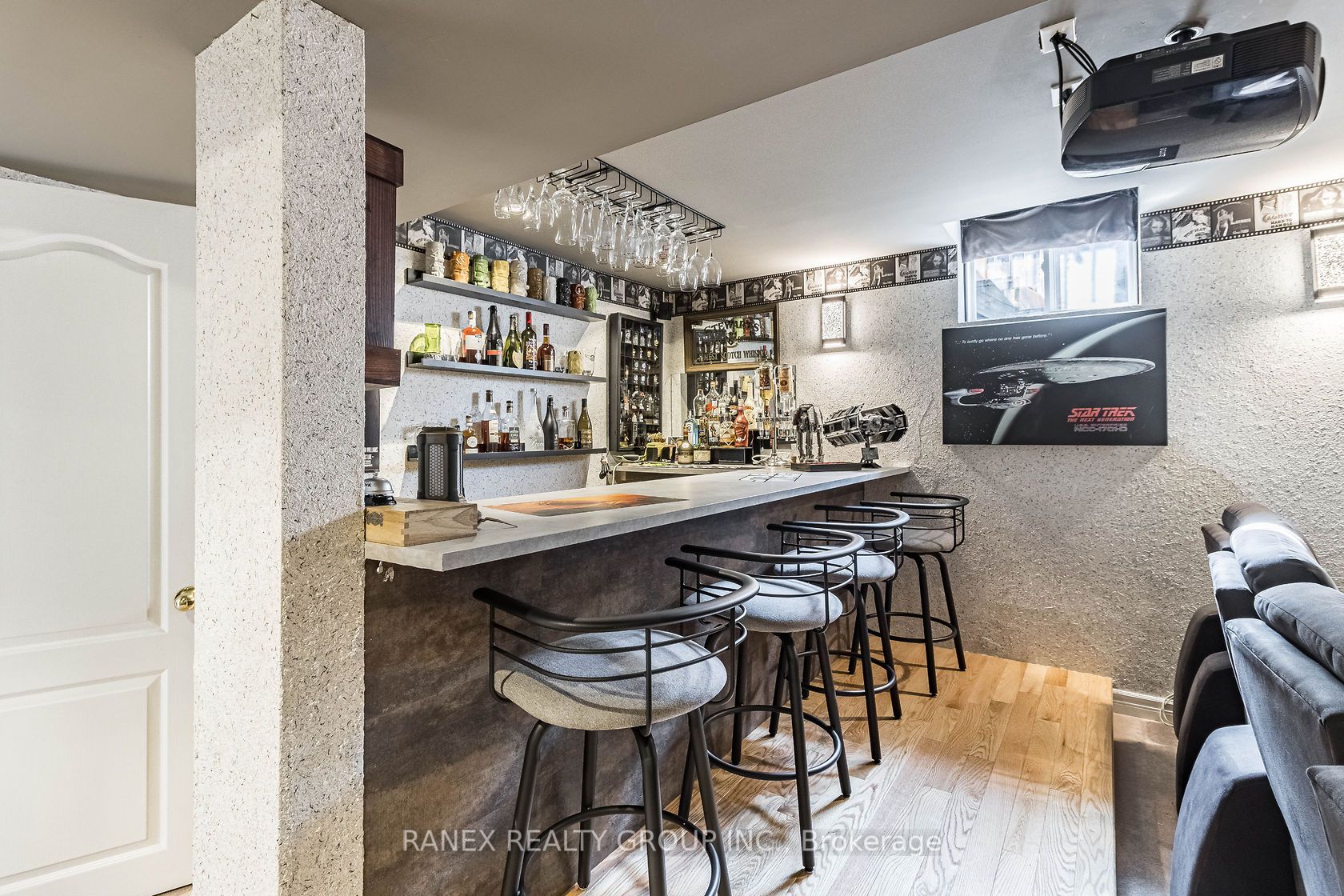 8 Sunnybrook Cres