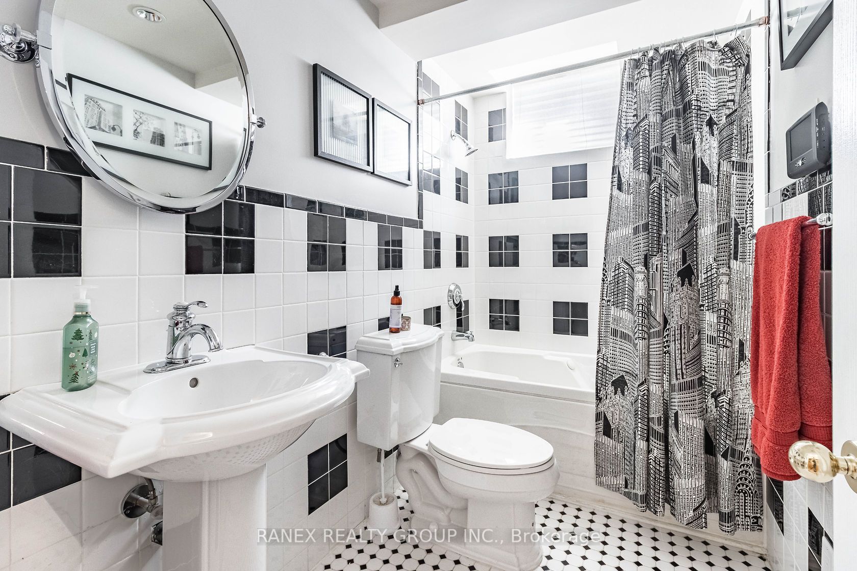 8 Sunnybrook Cres