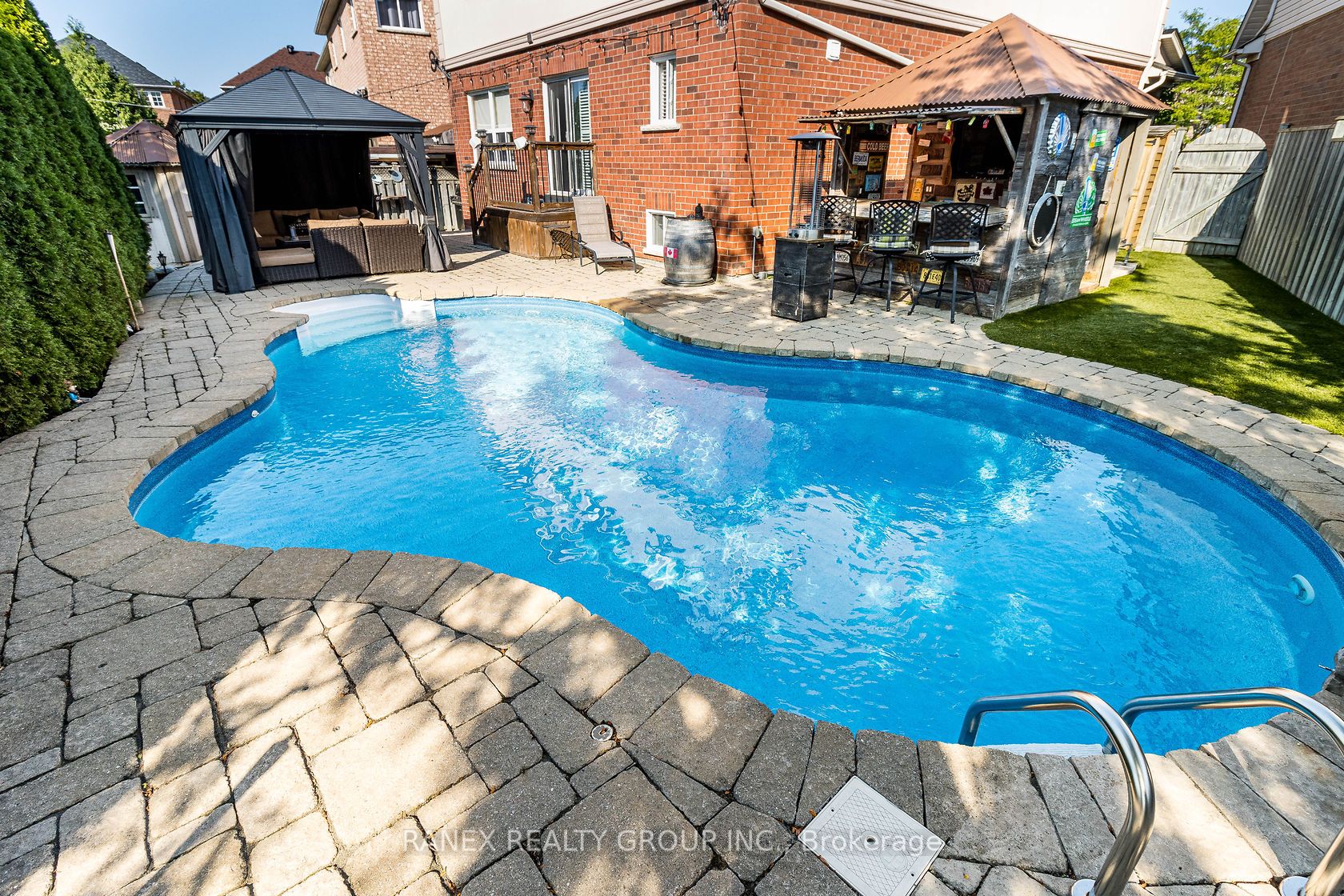 8 Sunnybrook Cres