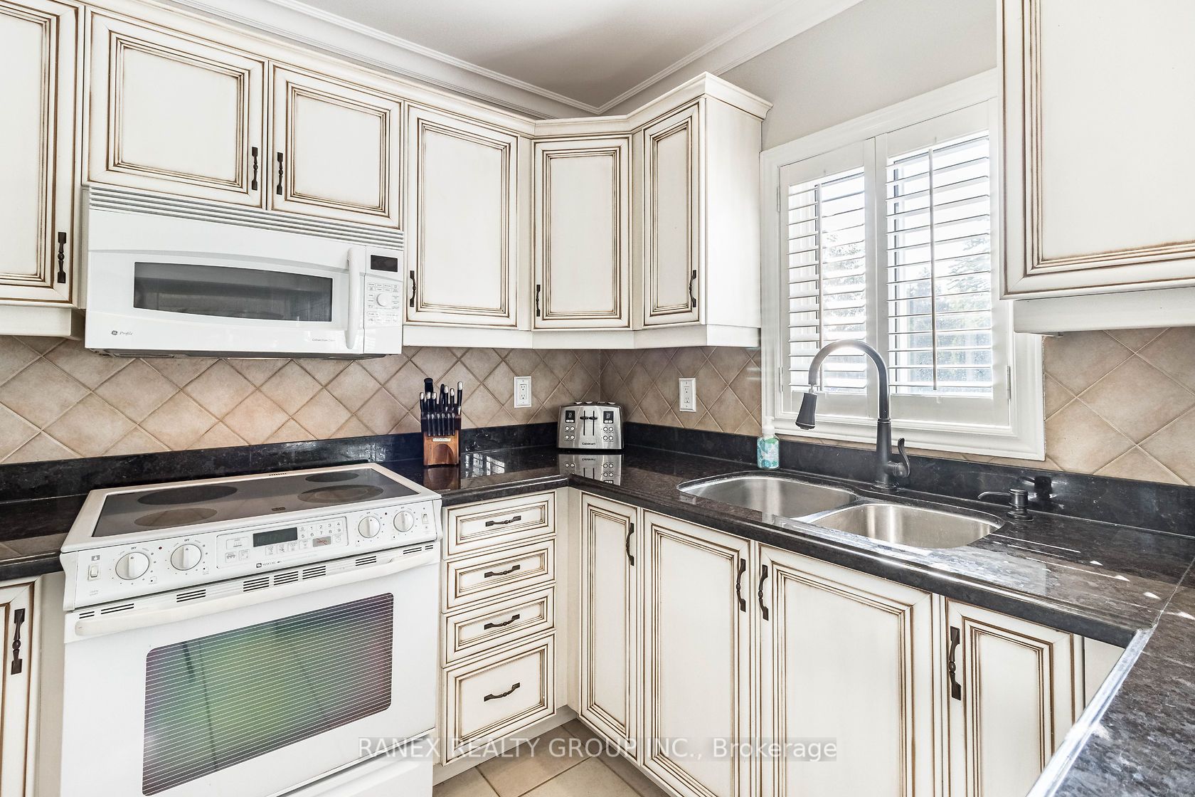 8 Sunnybrook Cres