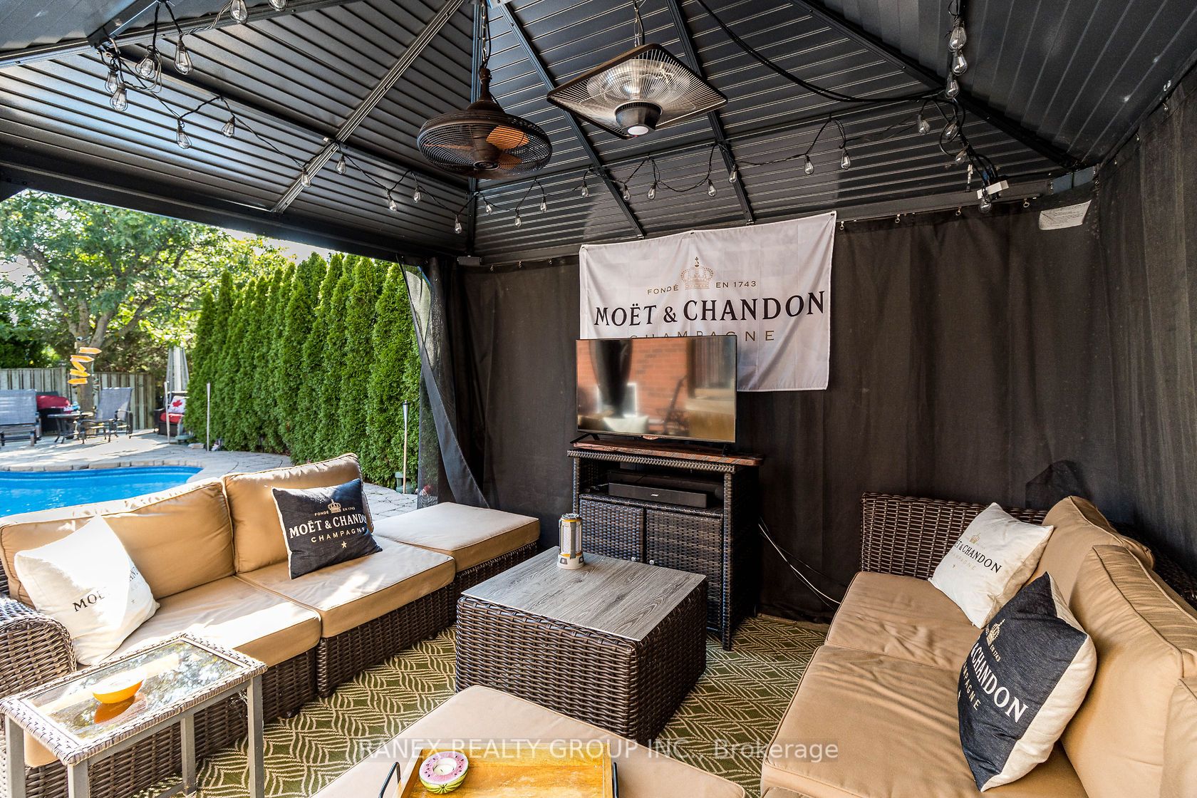 8 Sunnybrook Cres