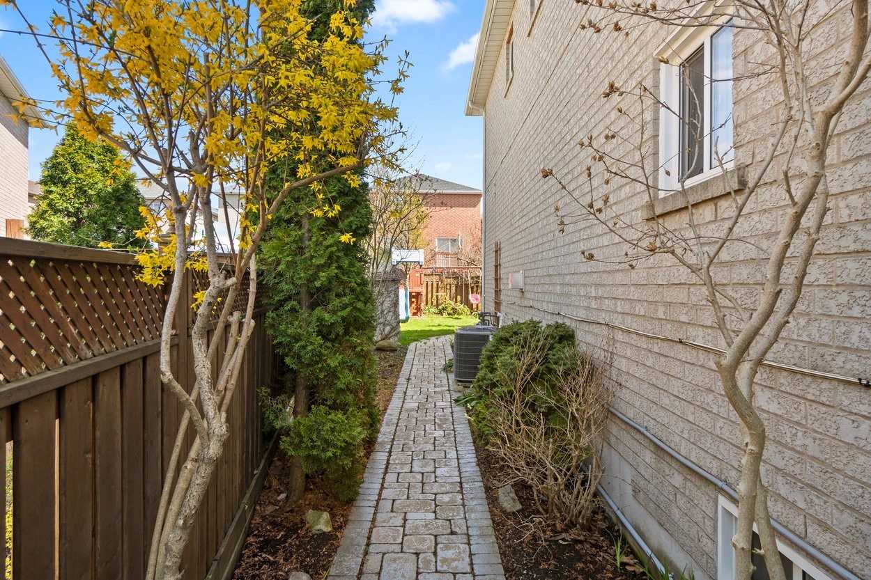 859 Mays Crescent