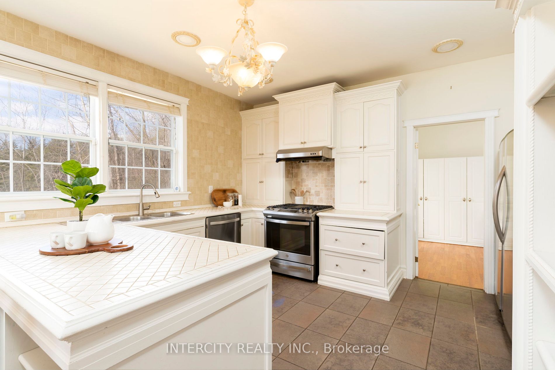 433 King Street E