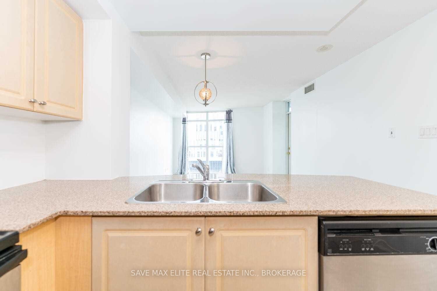 9 George St N, #606