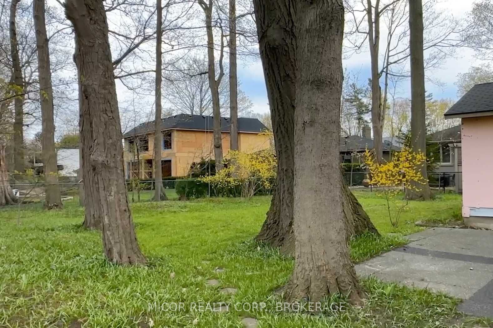 276 Lakeshore Road W