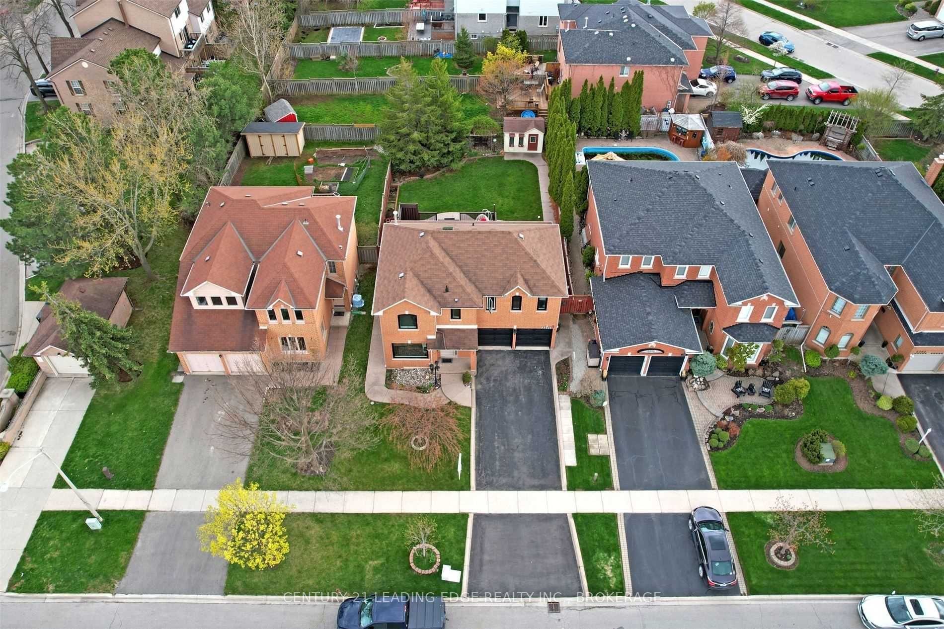 2294 Mowat Ave