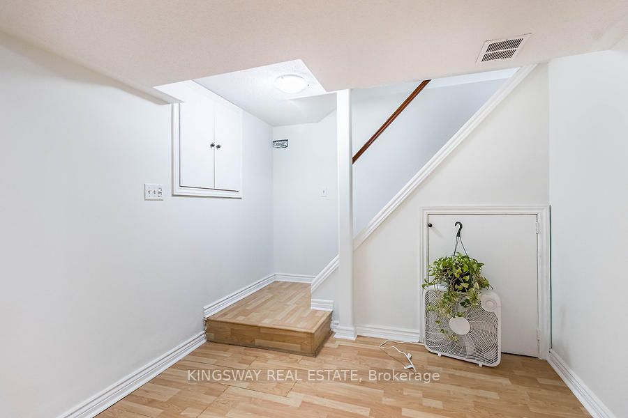 21 Tralee St