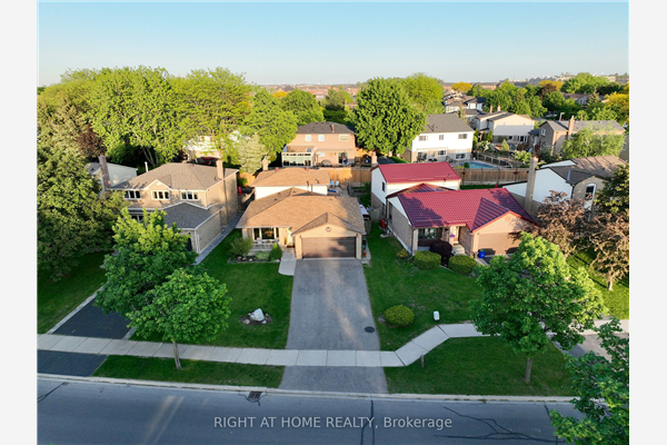 222 Laurier Ave, Milton