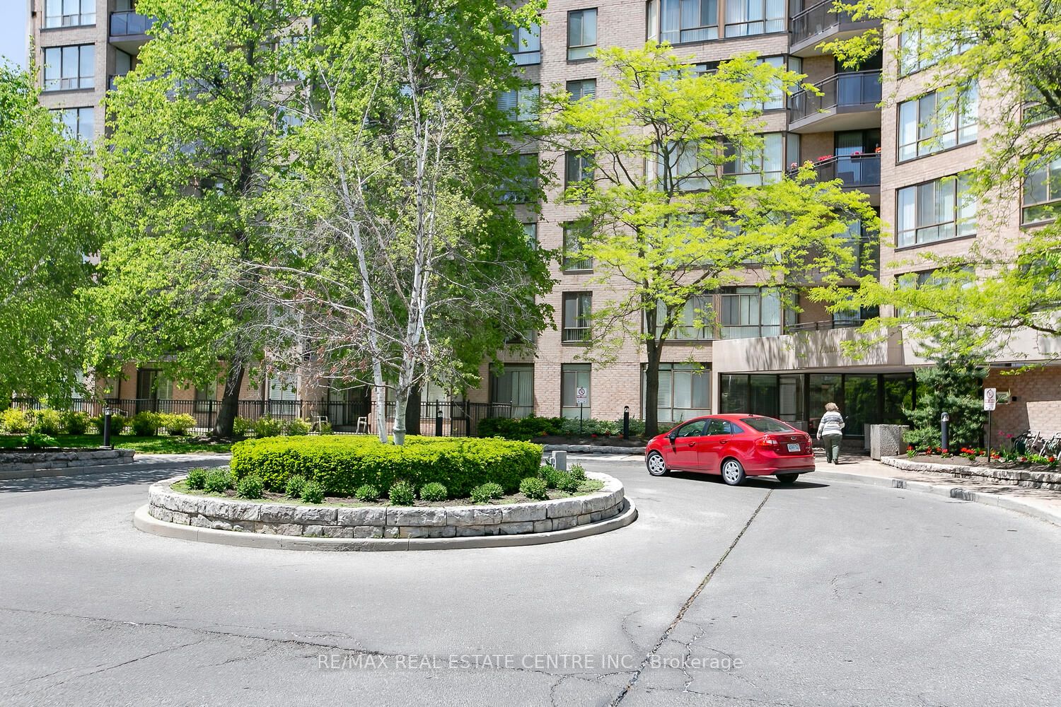 20 Cherrytree Dr, #103