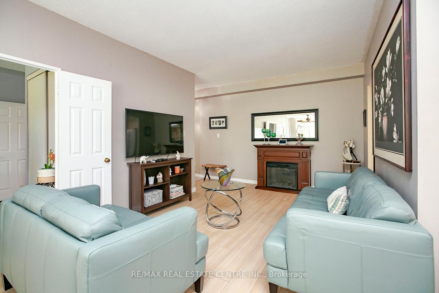 20 Cherrytree Dr, #103