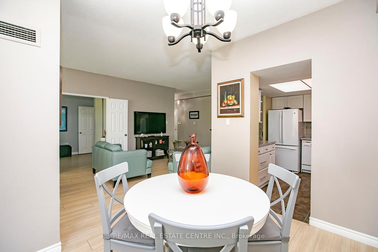 20 Cherrytree Dr, #103