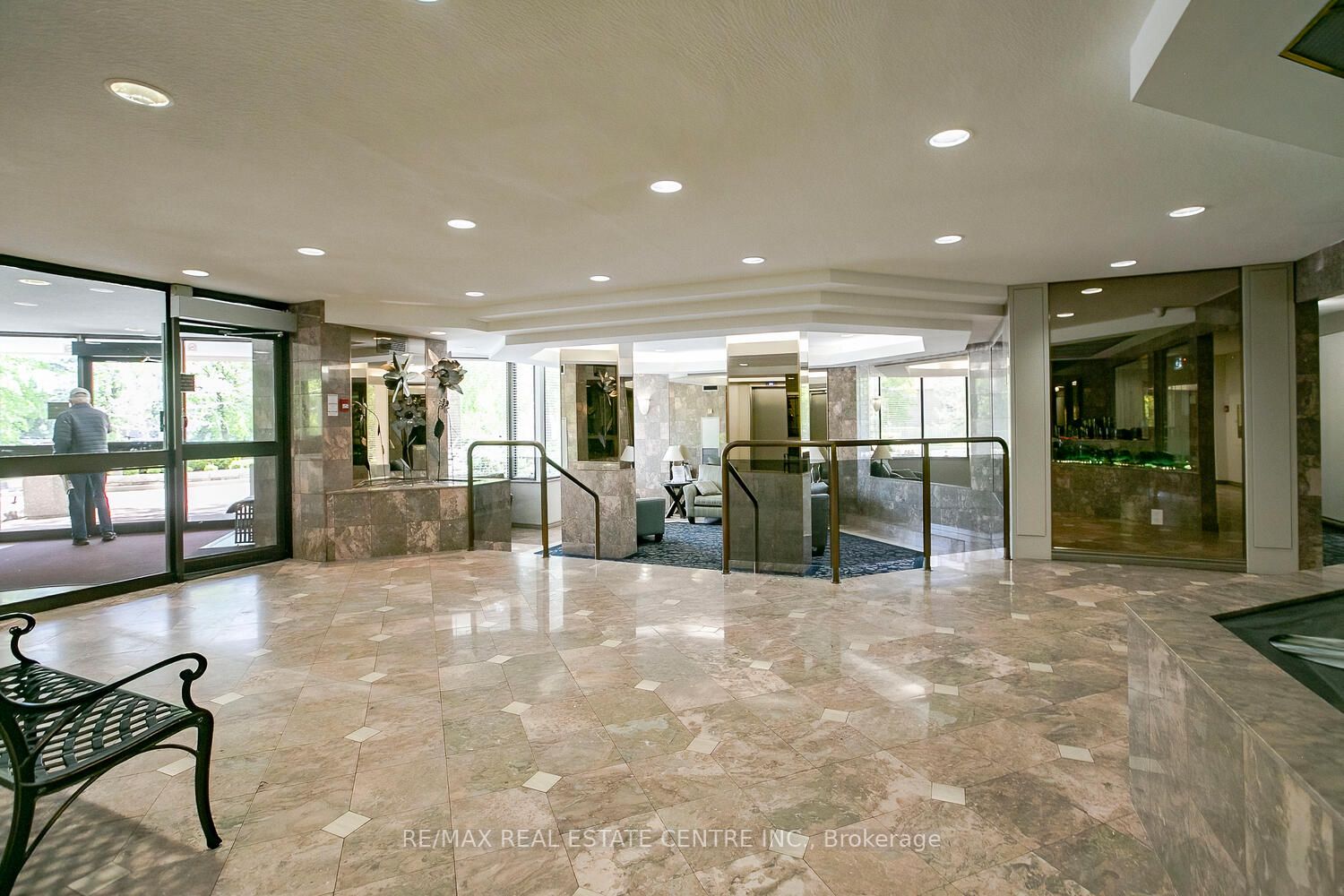 20 Cherrytree Dr, #103