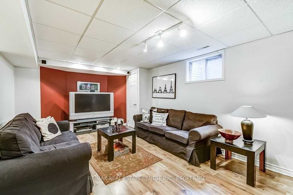 50 Curtis Dr