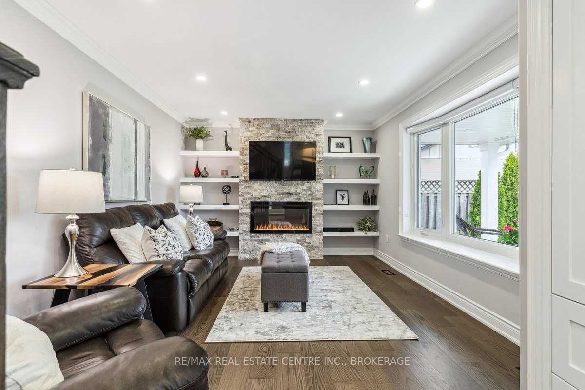 404 Erindale Dr