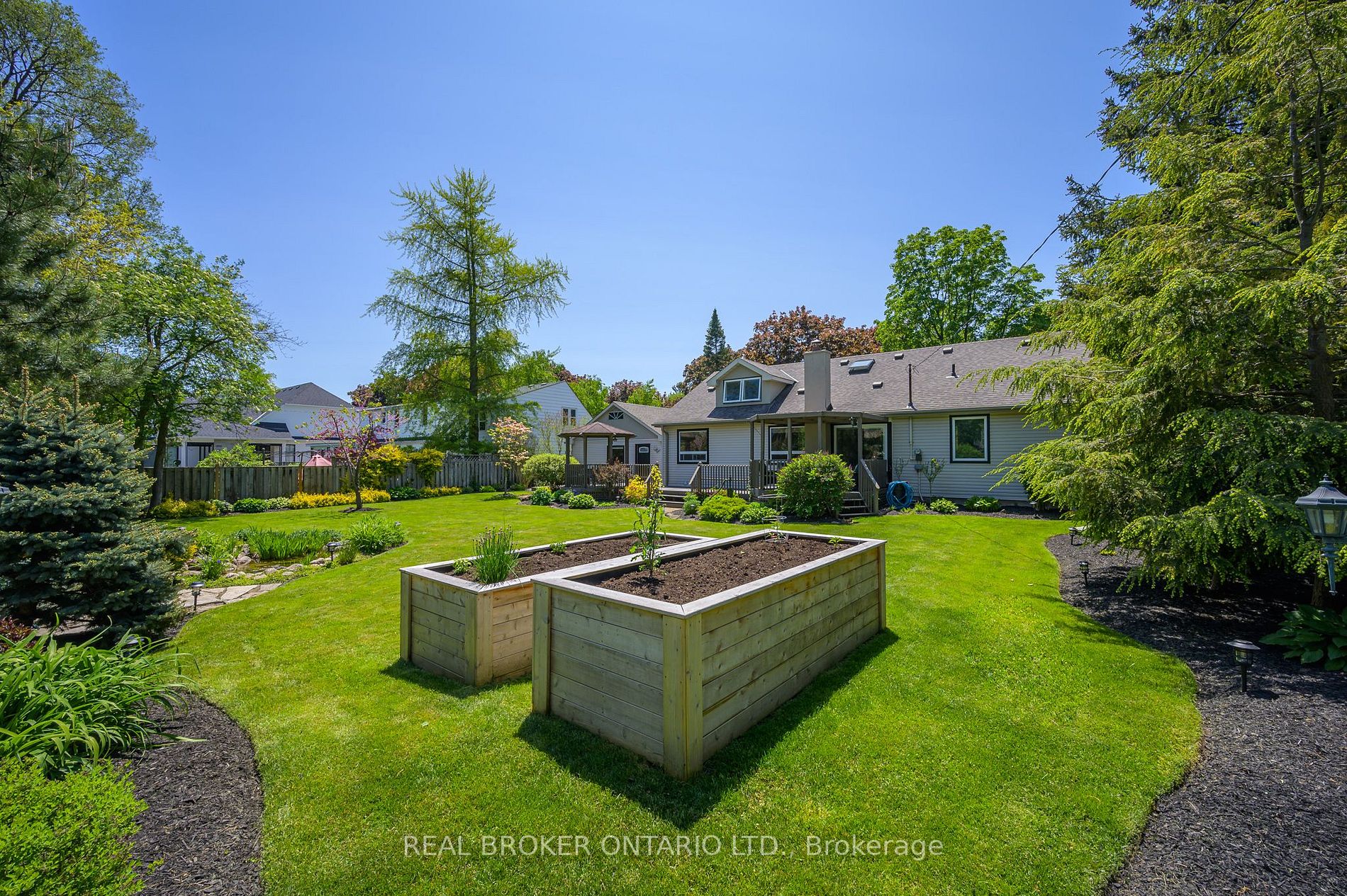 885 Long Dr