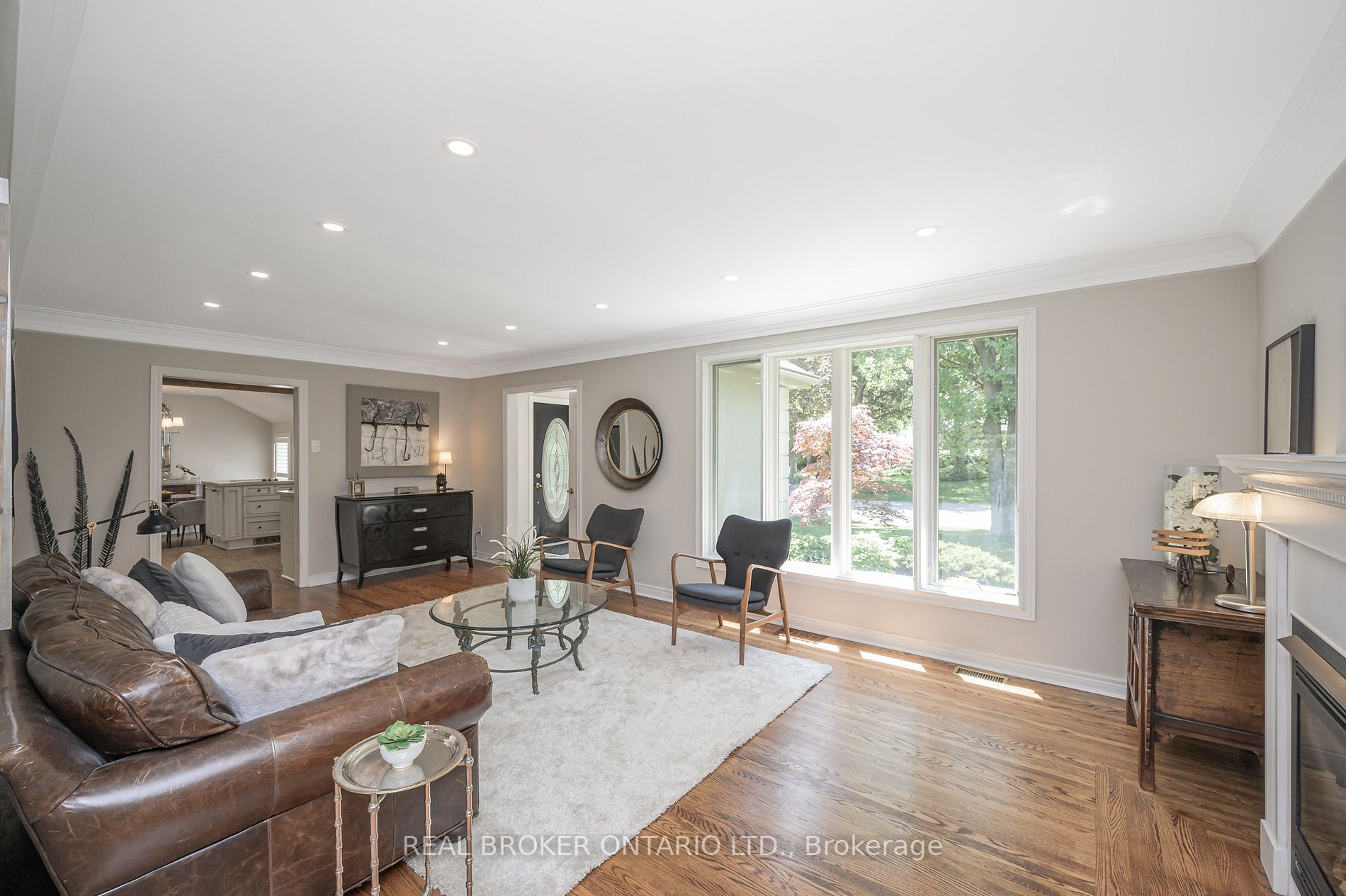 885 Long Dr