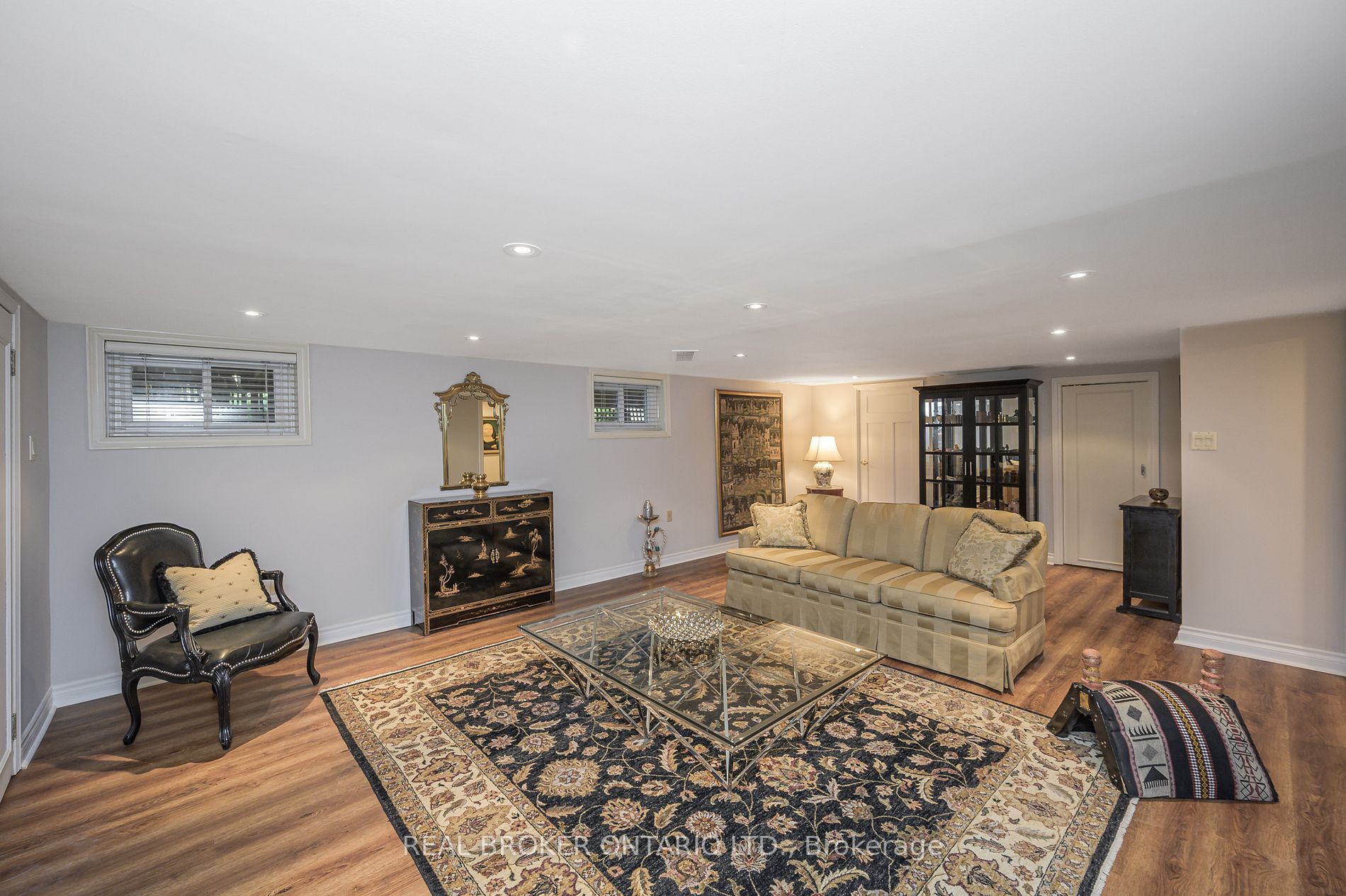 885 Long Dr
