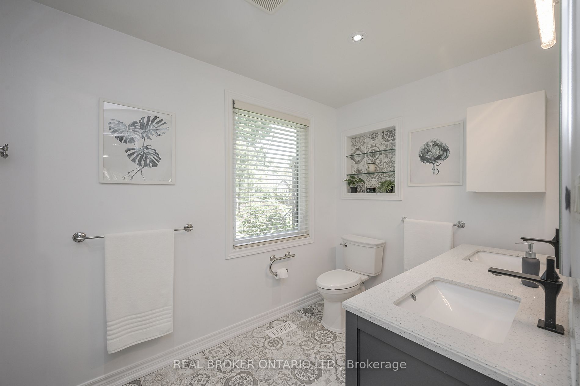 885 Long Dr