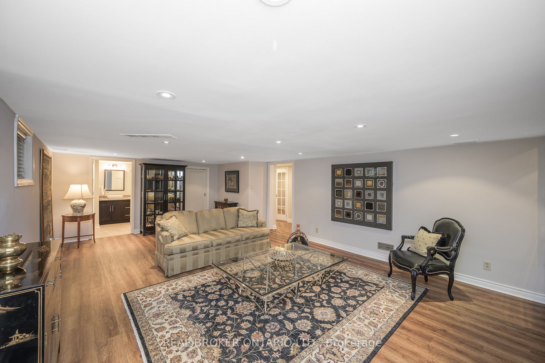 885 Long Dr