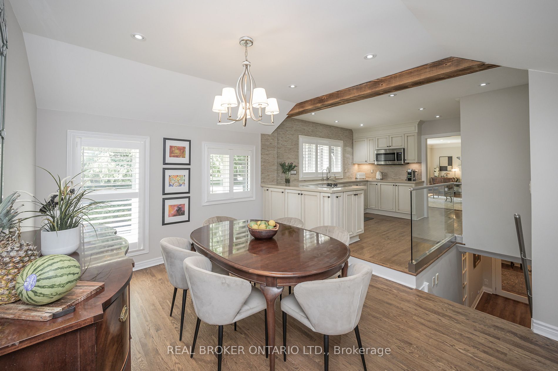 885 Long Dr