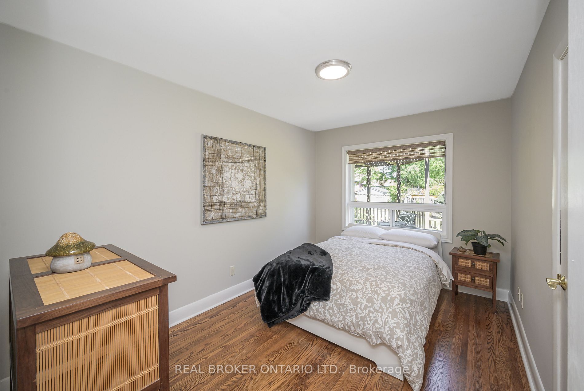885 Long Dr