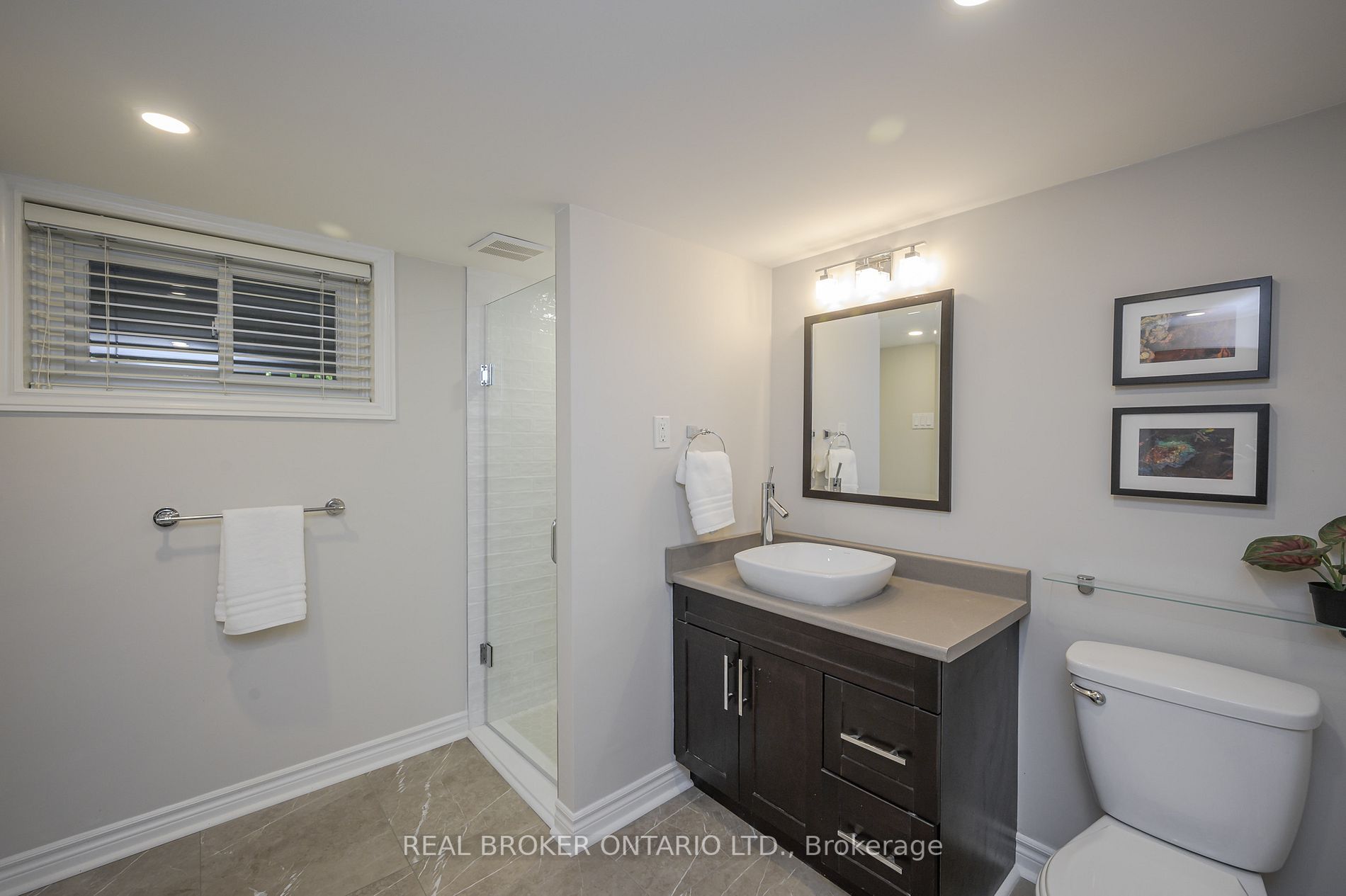 885 Long Dr