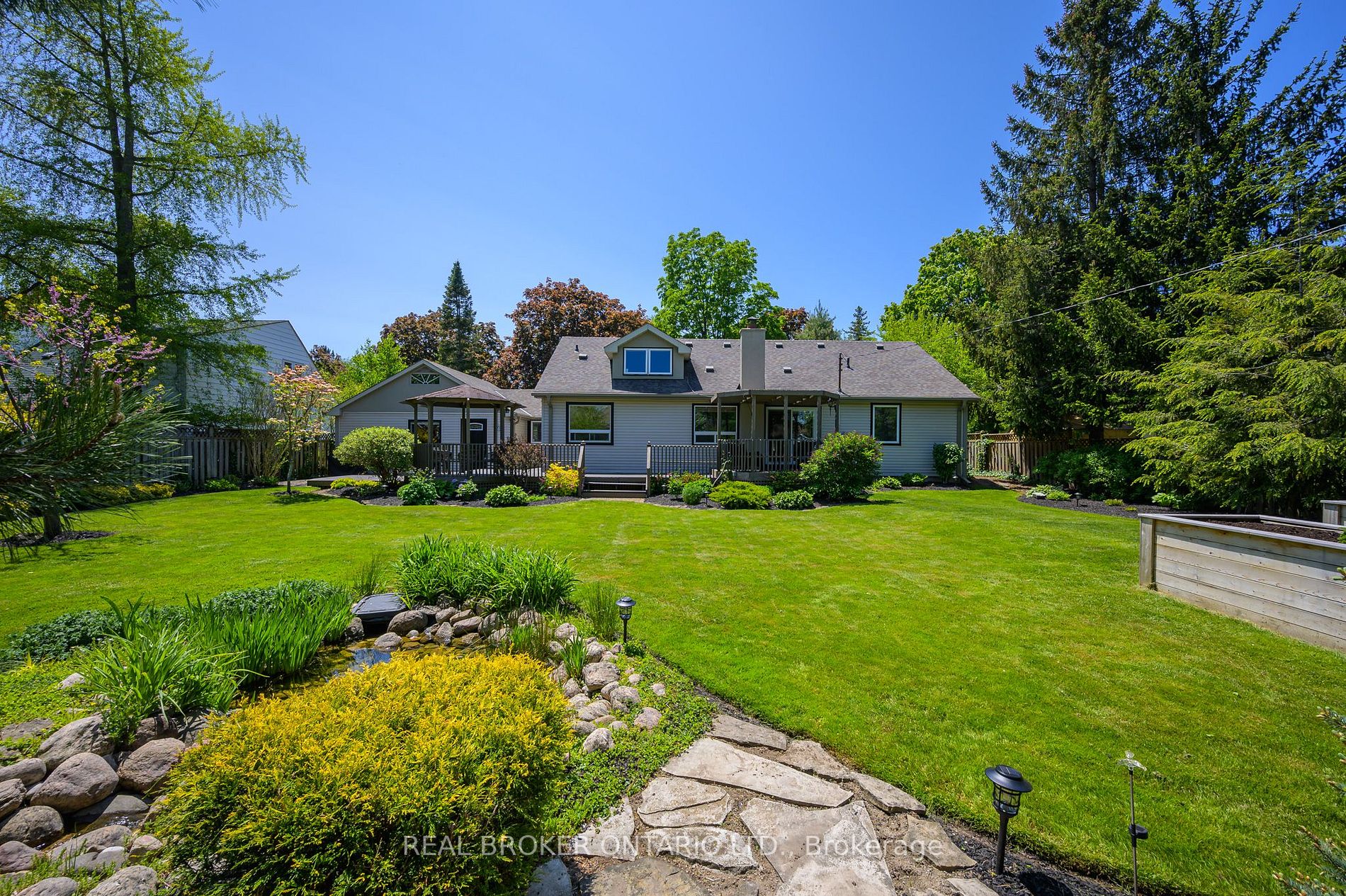 885 Long Dr