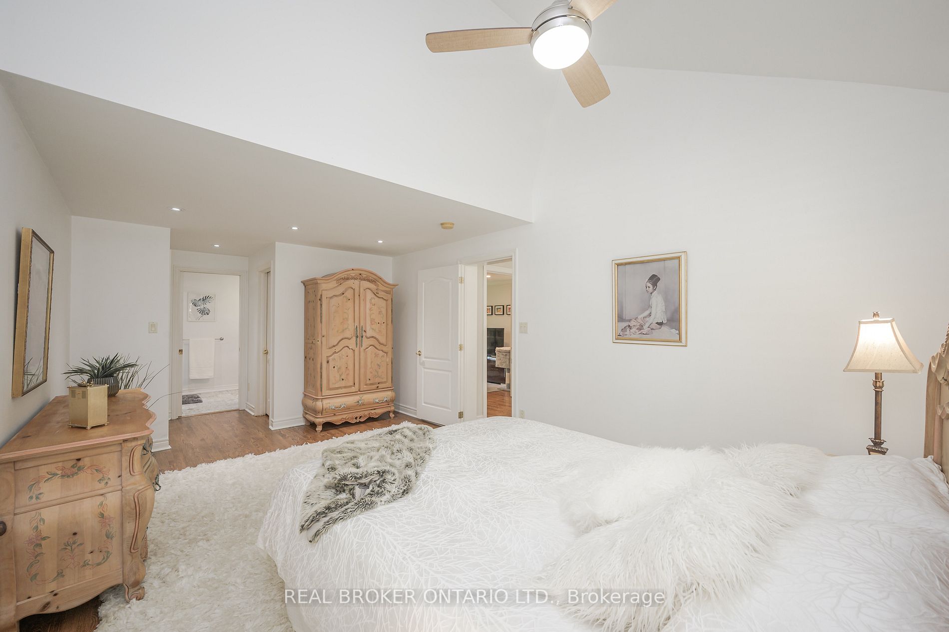 885 Long Dr