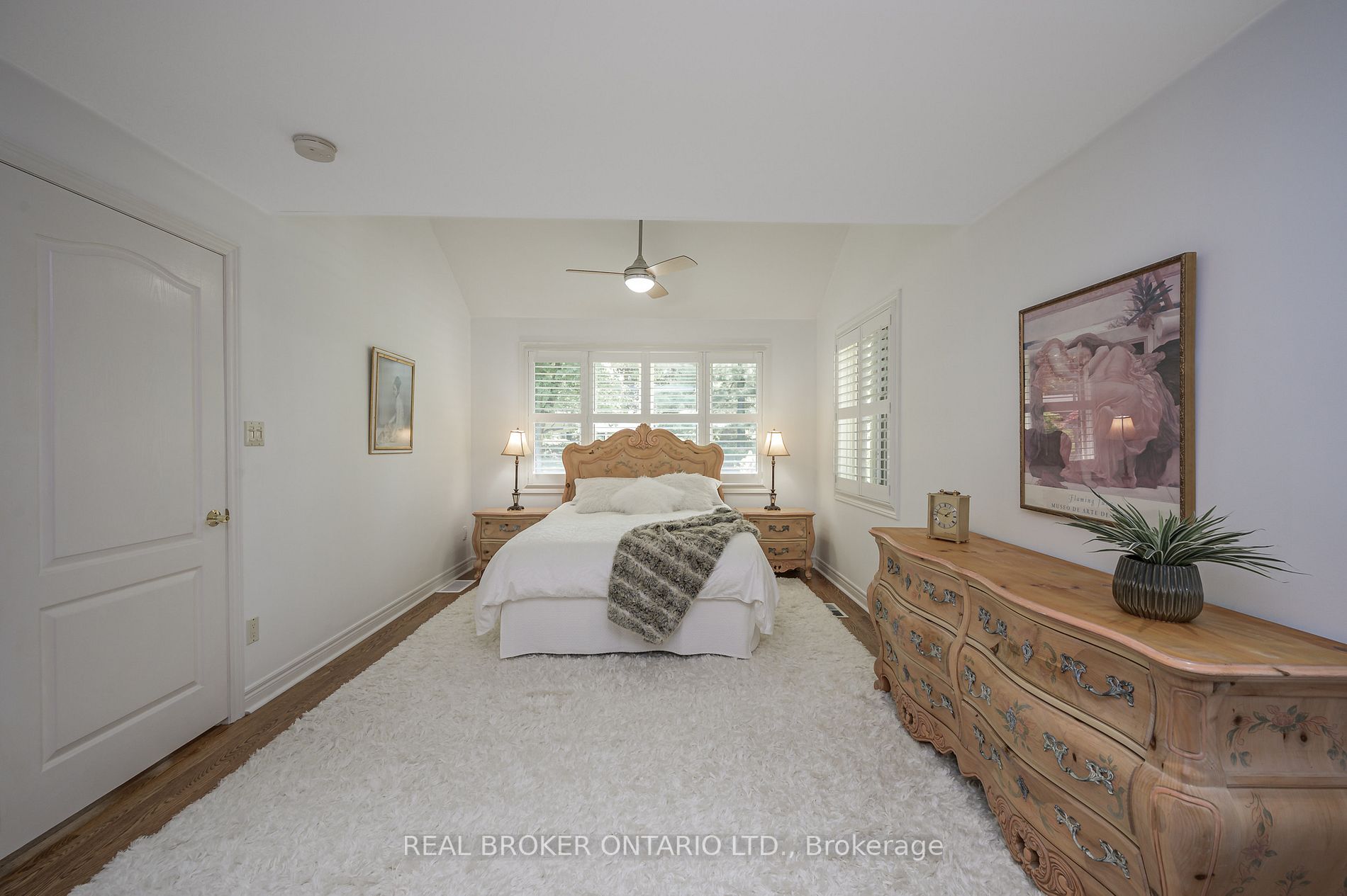 885 Long Dr